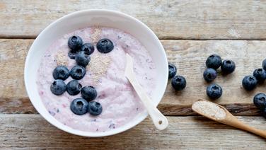 Eine Schale mit Quark, Heidelbeeren und Flohsamen. © NDR Foto: Claudia Timmann
