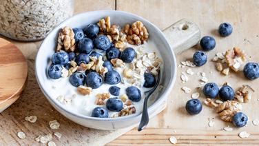 Ein Müsli mit Quark und Heidelbeeren. © NDR Foto: Claudia Timmann