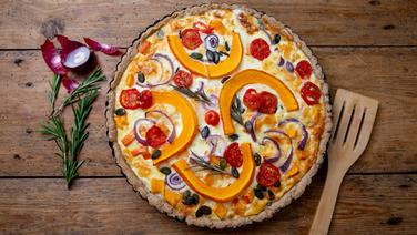 A quiche with Hokkaido pumpkin, tomatoes, onions and pumpkin seeds.  © NDR Photo: Claudia Timmann