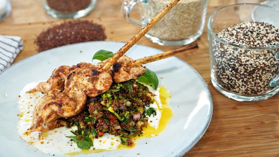 Hühnerspieße und Quinoa-Taboulé auf einem weißen Teller © NDR Foto: Florian Kruck