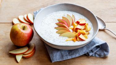 Coconut yogurt with quinoa, apricot and apple in a deep plate.  © NDR Photo: Claudia Timmann