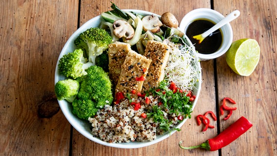 Quinoa bowl with tofu in sesame crust, broccoli, mushrooms and rice.  © NDR Photo: Claudia Timmann