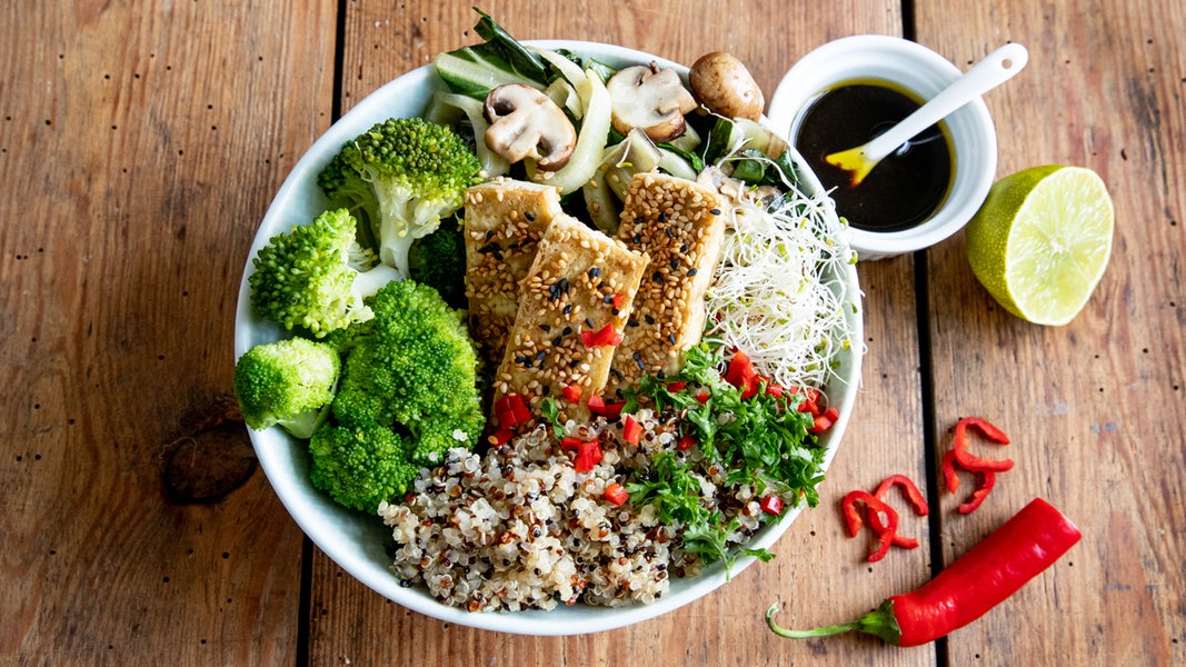 Quinoa-Bowl mit Tofu in Sesamkruste und Brokkoli | NDR.de - Ratgeber ...