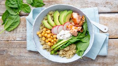 Quinoa-Bowl mit Lachs in einer Schale. © NDR Foto: Claudia Timmann