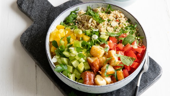 Eine Quinoa-Bowl mit viel Gemüse und Halloumi-Käse. © ZS-Verlag Foto: Claudia Timmann