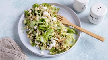 Ein Teller mit einem Quinoa-Salat und körnigem Frischkäse. © NDR Foto: Claudia Timmann