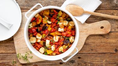 Eine Schüssel mit Ratatouille-Eintopf mit Halloumi auf einem Holzbrett. © ZS-Verlag Foto: Claudia Timmann