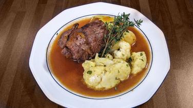 Beef roulades with cauliflower, boiled potatoes and curry sauce served on a plate.  © NDR 