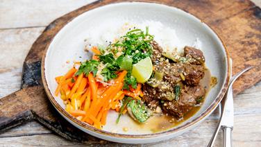Rinderschmortopf mit  Mangold, Reis und Karotten-Salat auf einem Teller serviert. © NDR Foto: Claudia Timmann