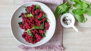 A deep plate of beet-spinach risotto.  © NDR Photo: Claudia Timmann