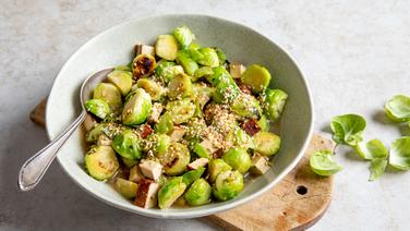 A bowl of Brussels sprouts curry and baked tofu.  © NDR Photo: Claudia Timmann
