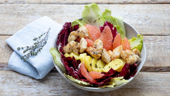 Eine Schale mit Hähnchen-Salat mit Radicchio und Grapefruitt © NDR Foto: Claudia Timmann