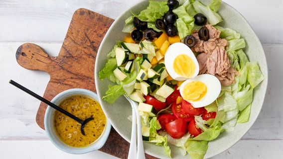Eine Schüssel mit frischem Salat, darauf Thunfisch und  Ei. © NDR Foto: Claudia Timmann