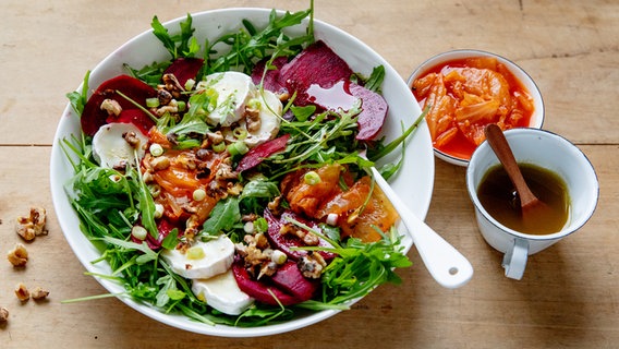 Ein Teller Salat mit Kimchi, Roter Bete und Ziegenkäse. © NDR Foto: Claudia Timmann