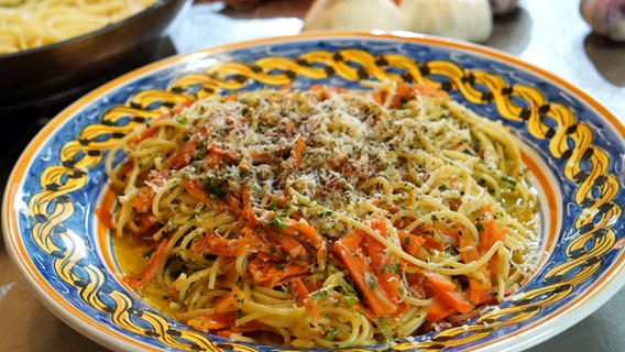 Spaghetti mit Möhren und Knoblauch in einer großen Schüssel serviert. © NDR Foto: Florian Kruck