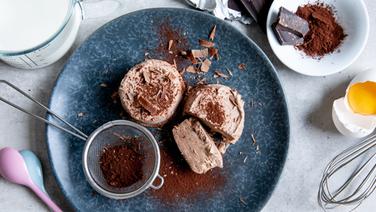 Eine Portion Zartbitter-Schokoladeneis auf einem Teller. © NDR Foto: Claudia Timmann