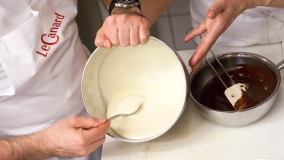 Die geschlagene Ei-Zuckermasse in einer Schüssel und geschmolzenen Butter. © NDR Foto: Claudia Timmann