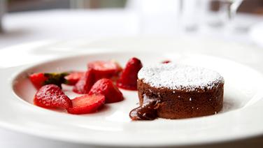 Schokoladenkuchen mit Erdbeeren auf einem Teller. © NDR Foto: Claudia Timmann