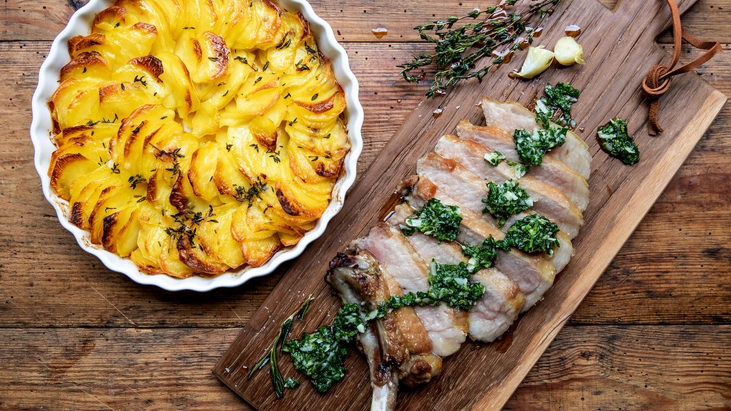 Glasierte Schweinekoteletts mit Kartoffelgratin und Gremolata | NDR.de ...