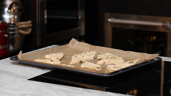 Scones auf einem Backblech, kurz bevor sie in den Ofen geschoben werden. © NDR Foto: Claudia Timmann