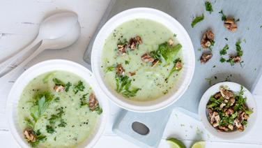 Zwei Schälchen mit Selleriesuppe, darauf ein Walnuss-Kräuter-Topping. © ZS-Verlag Foto: Claudia Timmann