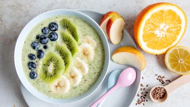 Ein grüner Löffelsmoothie, garniert mit Bananen, Heidelbeeren und Kiwi. © NDR Foto: Claudia Timmann