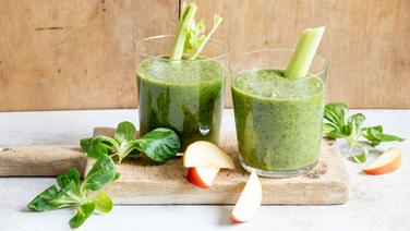 Grüner Smoothie in zwei Gläsern, garniert mit einer Selleriestange. © NDR Foto: Claudia Timmann