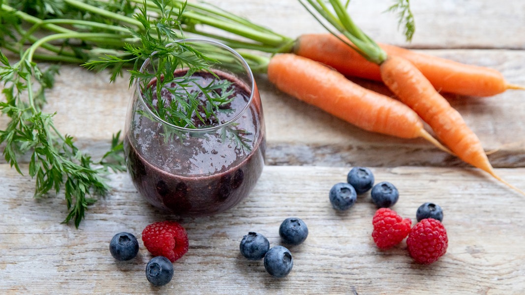 Beeren-Smoothie mit Möhrengrün | NDR.de - Ratgeber - Kochen - Rezepte
