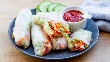 Summer rolls with dip sauce on a plate.  © NDR Photo: Claudia Timmann