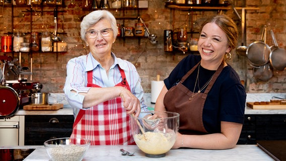 Köchin Zora Klipp und ihre Oma rühren einen Plätzchenteig . © NDR Foto: Claudia Timmann
