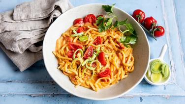 Spaetzle with leeks and tomatoes in a bowl.  © NDR Photo: Claudia Timmann