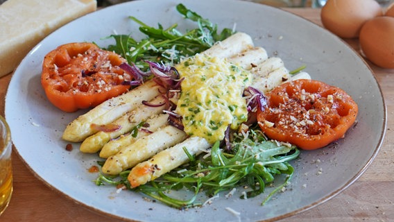 Ein Teller mit gebratenem Spargel und Tomaten sowie Sauce gribiche. © NDR Foto: Florian Kruck