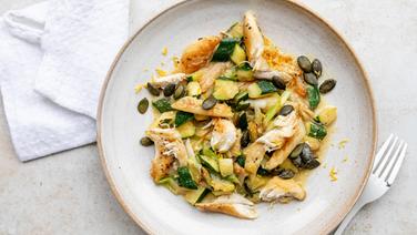 A plate of asparagus salad with chicken and zucchini.  © NDR Photo: Claudia Thimmann