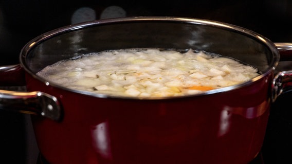 Zutaten für eine Suppe kochen in einem Topf. © NDR Foto: Claudia Timmann