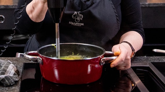 Eine Suppe wird mit einem Pürierstab püriert. © NDR Foto: Claudia Timmann