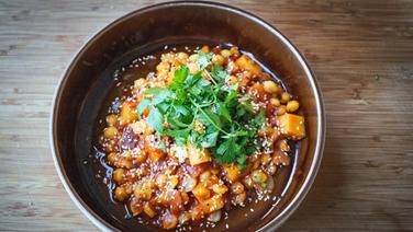 Oriental Swedish stew with chickpeas in a bowl © NDR Photo: Tarik Rose