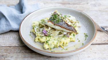 Crispy fried turbot served on a fennel salad and mashed potatoes.  © NDR Photo: Claudia Thimmann