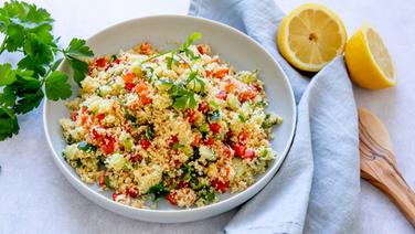 Ein Teller mit Tabouleh-Salat. © NDR Foto: Claudia Timmann