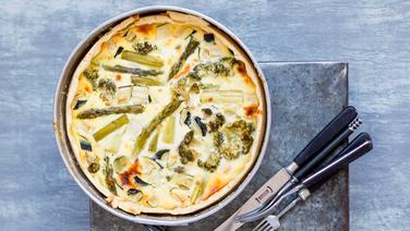 A vegetable tart with broccoli and green asparagus.  © ZS-Verlag Photo: Claudia Timmann