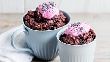 Two mug cakes, garnished with beetroot sour cream.  © ZS-Verlag Photo: Claudia Timmann