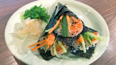 Temaki Sushi mit Garnelen auf einem Teller serviert. © NDR 