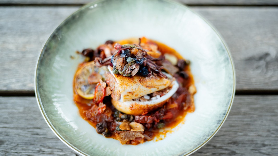 Gefüllte Tintenfische mit Tomatensugo | NDR.de - Ratgeber - Kochen ...