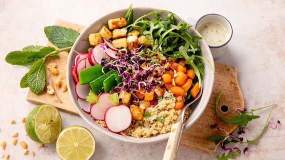Eine Schale mit einer Bowl, bestehend aus Quinoa, Gemüse und Tofuwürfeln. © NDR Foto: Claudia Timmann