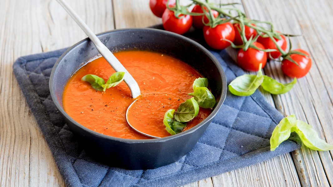 Dinkelnudeln mit Tomatensoße | NDR.de - Ratgeber - Kochen - Rezepte