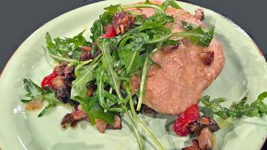 Waldpilz-Dinkelbrot mit Rucola auf einem Teller serviert. © NDR 