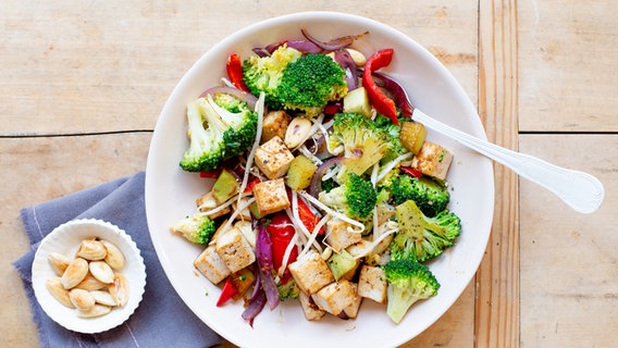 A wok dish with broccoli and tofu.  © ZS-Verlag Photo: Claudia Timmann