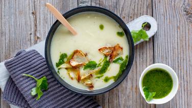 A bowl of cream of root soup, pesto and Jerusalem artichoke chips.  Photo: Claudia Timmann/ZS Verlag