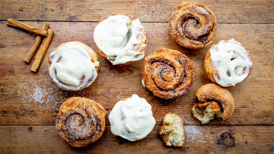 Zimtschnecken ohne Hefe mit Frischkäse-Frosting | NDR.de - Ratgeber ...