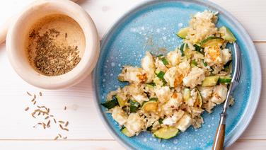 Ein Teller mit gebratener Zucchini, Reis und Halloumi. © NDR Foto: Claudia Timmann