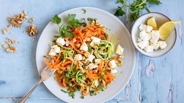 Ein Teller mit Zucchini-Möhren-Salat und Schafskäse. © NDR Foto: Claudia Timmann